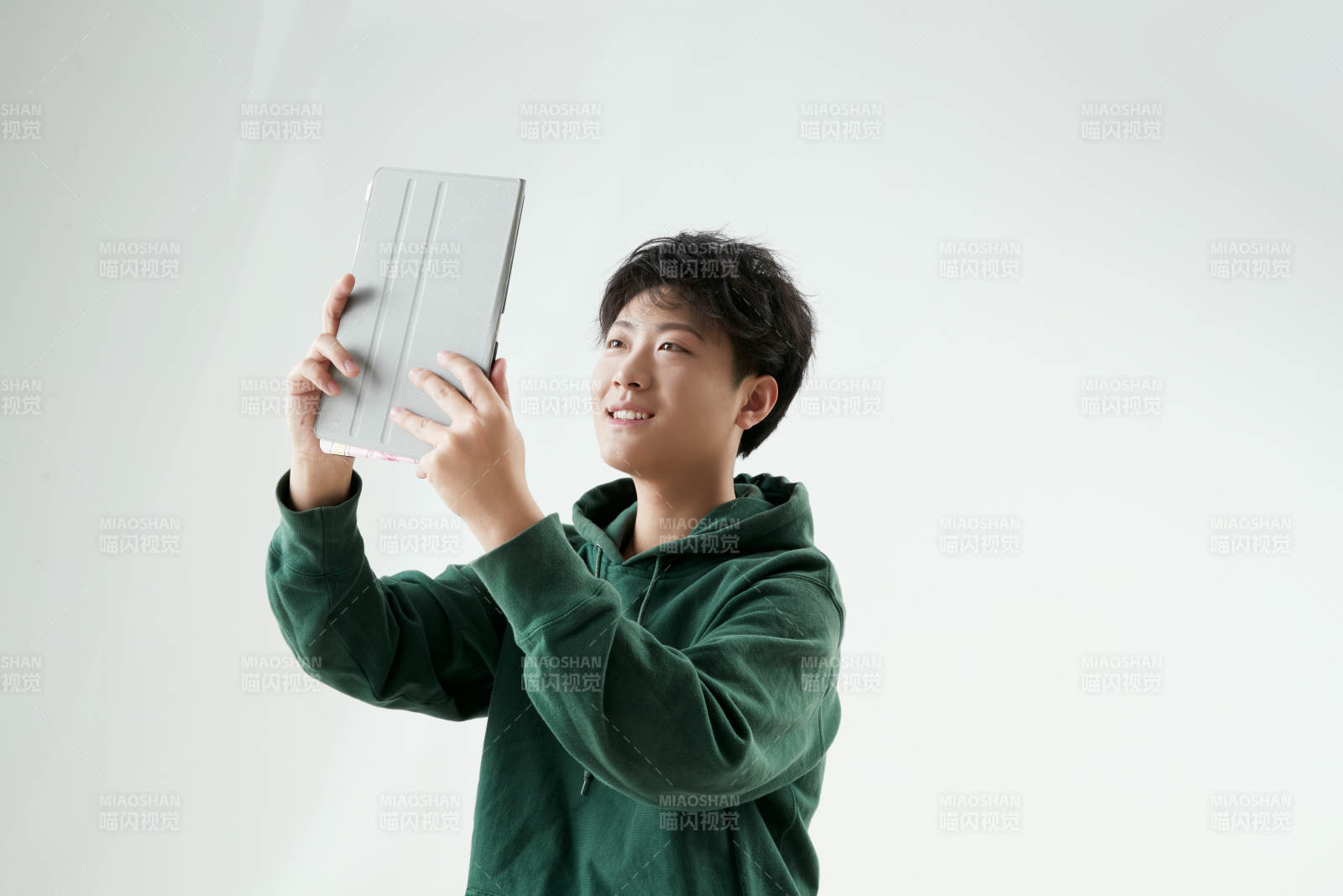 沉浸在网络恋爱世界的青年男子图片