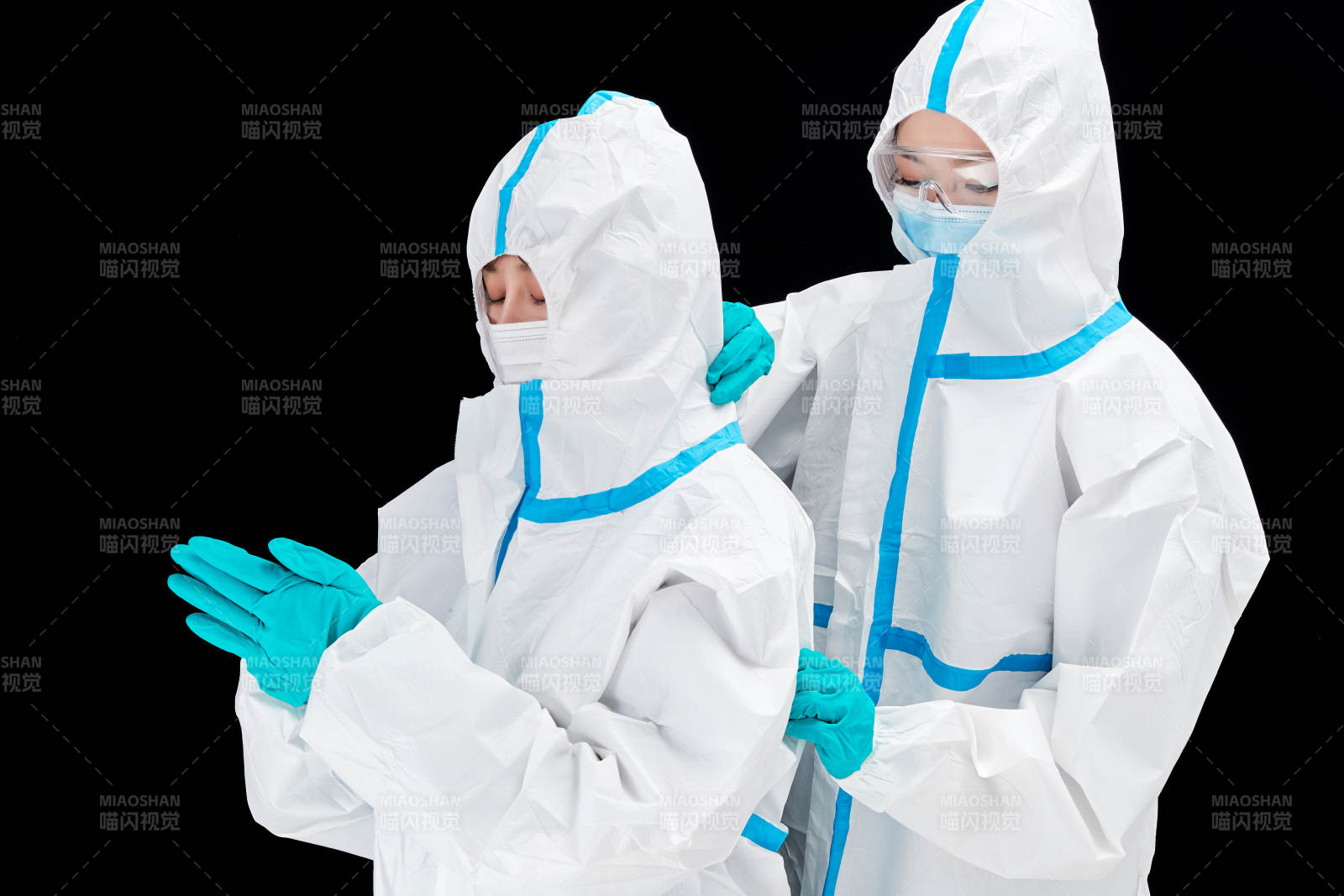 穿白色防护服佩戴护目镜口罩的防疫人员图片