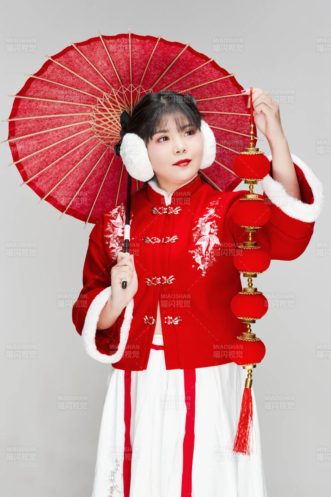 手打油纸伞手提红灯笼身穿喜庆汉服的可爱少女图片