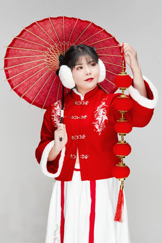 手打油纸伞手提红灯笼身穿喜庆汉服的可爱少女图片