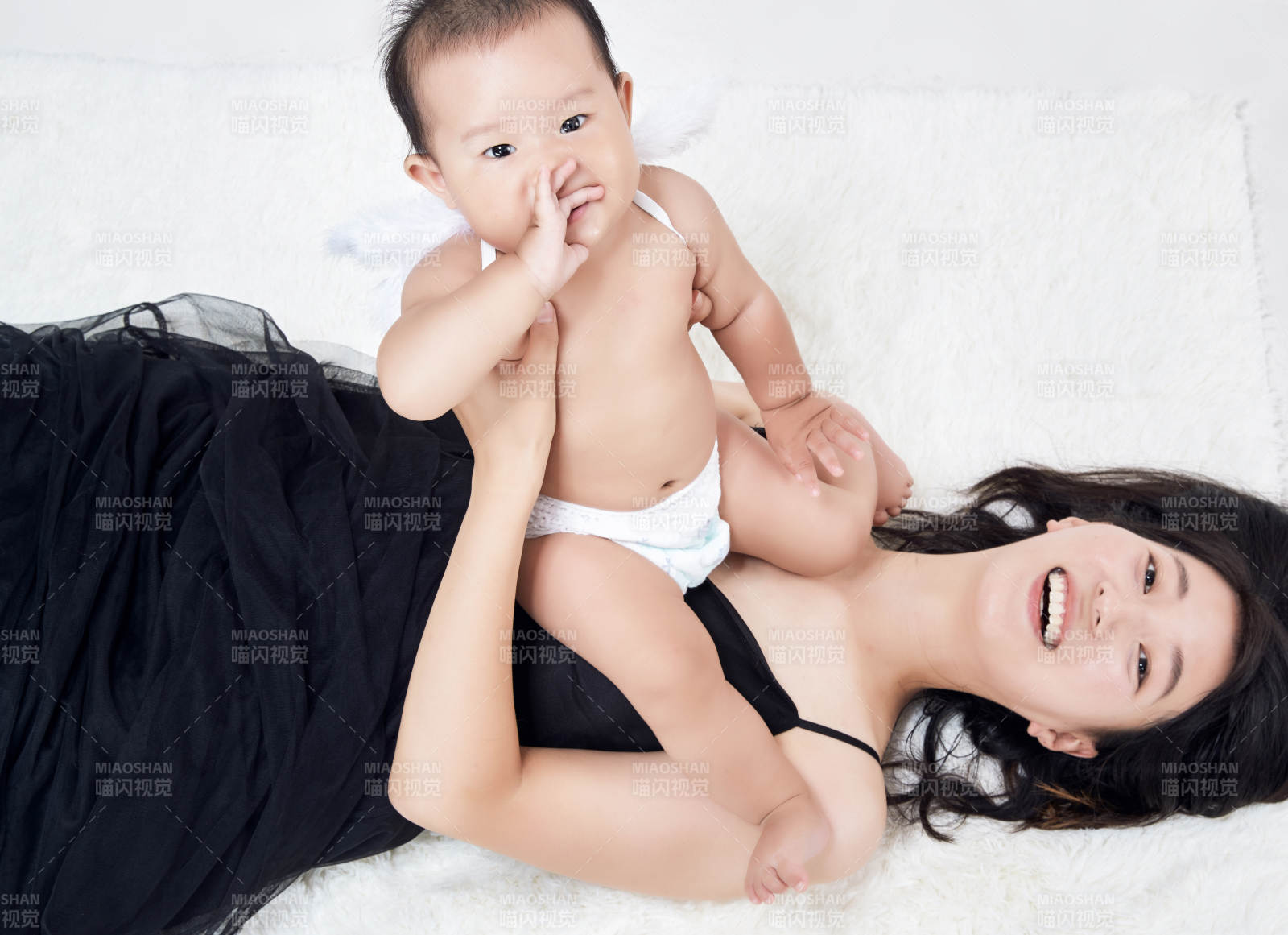 妈妈陪伴宝宝快乐的玩耍图片