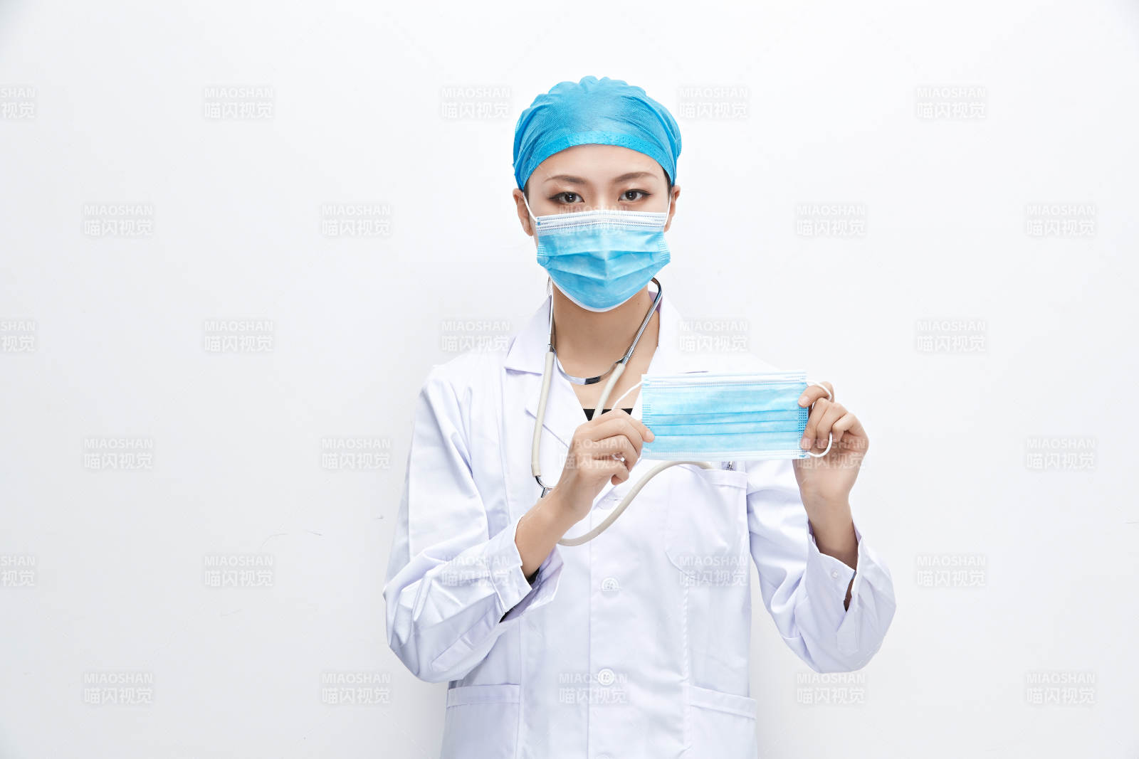 专业的医护人员提示口罩佩戴的重要性图片