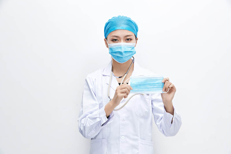 专业的医护人员提示口罩佩戴的重要性图片