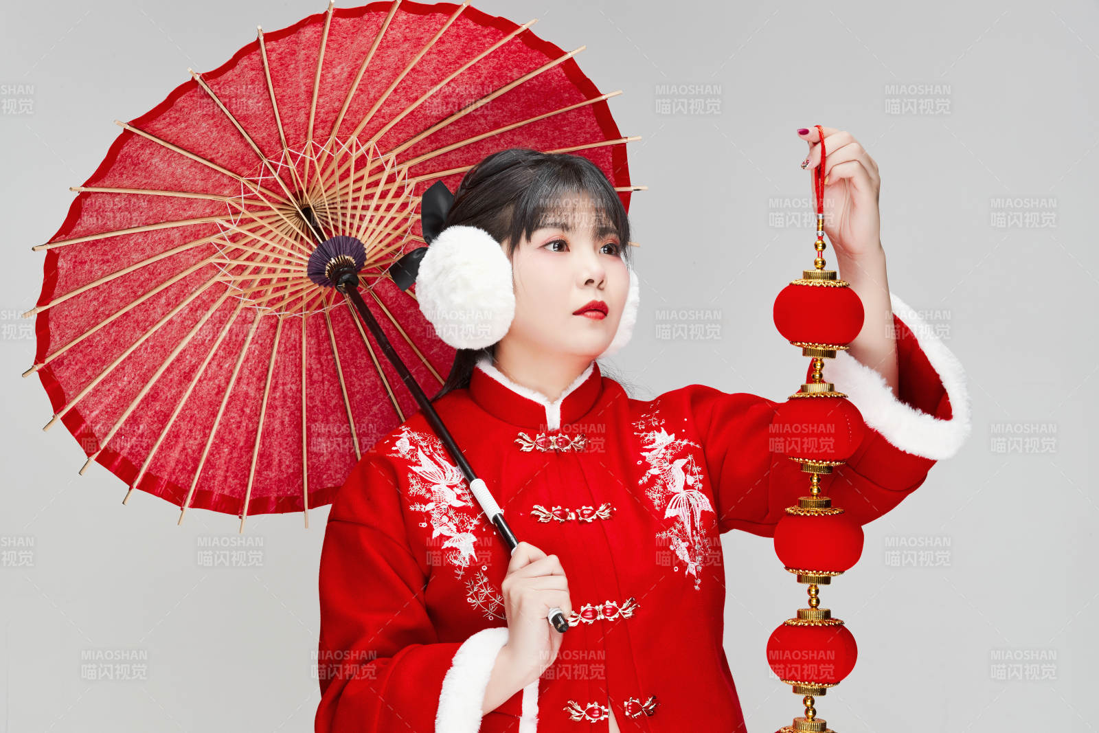 手打油纸伞手提红灯笼身穿喜庆汉服的可爱少女图片