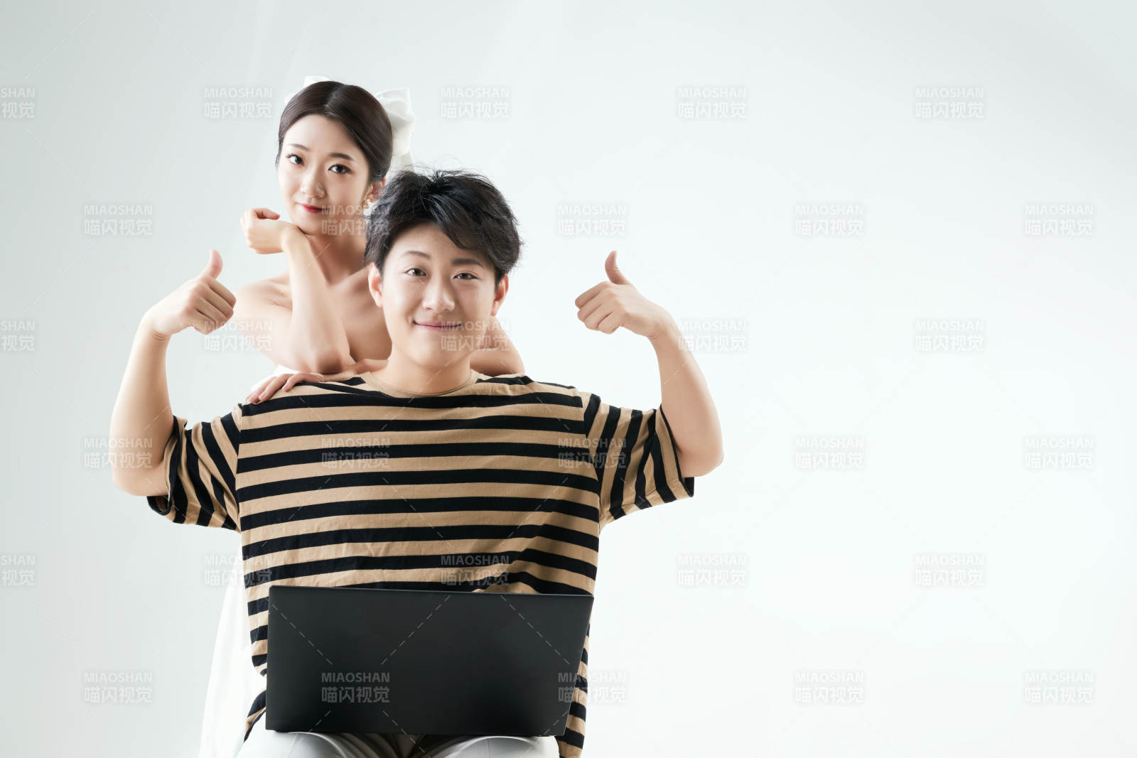 沉浸在网络恋爱世界的青年男女图片