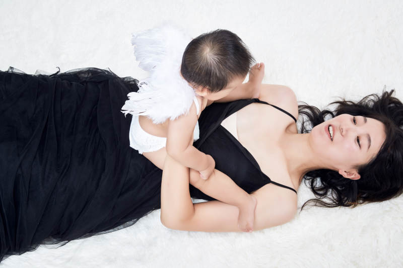 妈妈陪伴宝宝快乐的玩耍图片