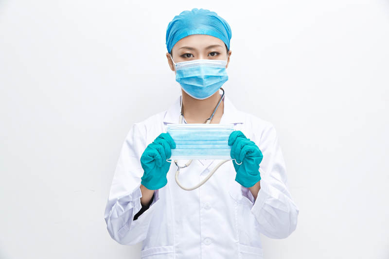 专业的医护人员提示口罩佩戴的重要性图片