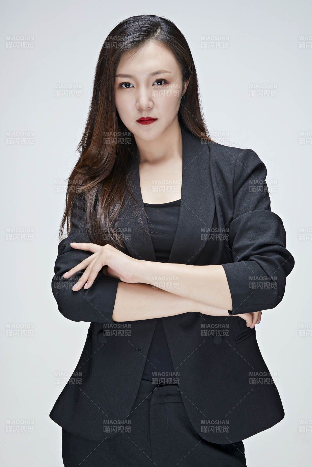 影棚拍摄白色背景亚洲年轻女性商务人像图片