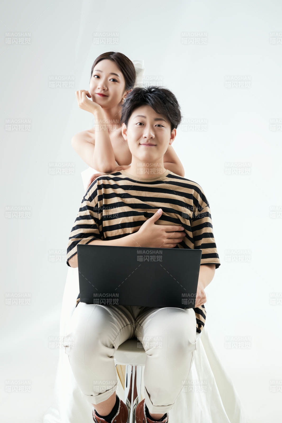 沉浸在网络恋爱世界的青年男女图片