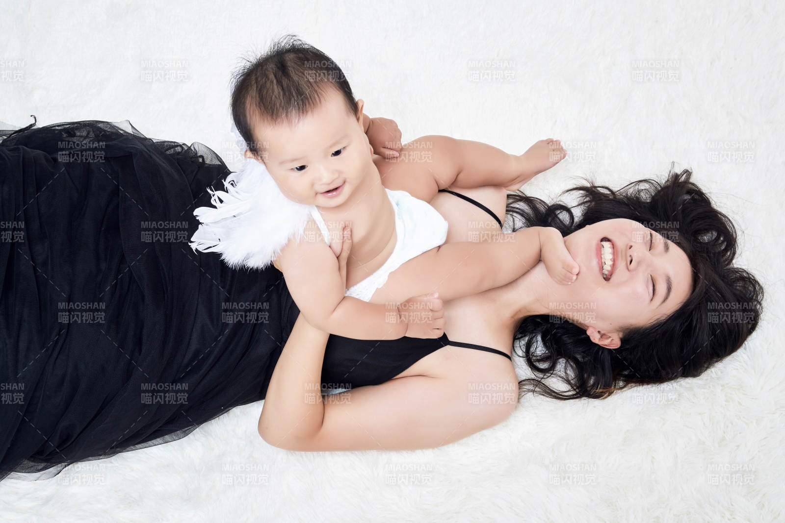 妈妈陪伴宝宝快乐的玩耍图片