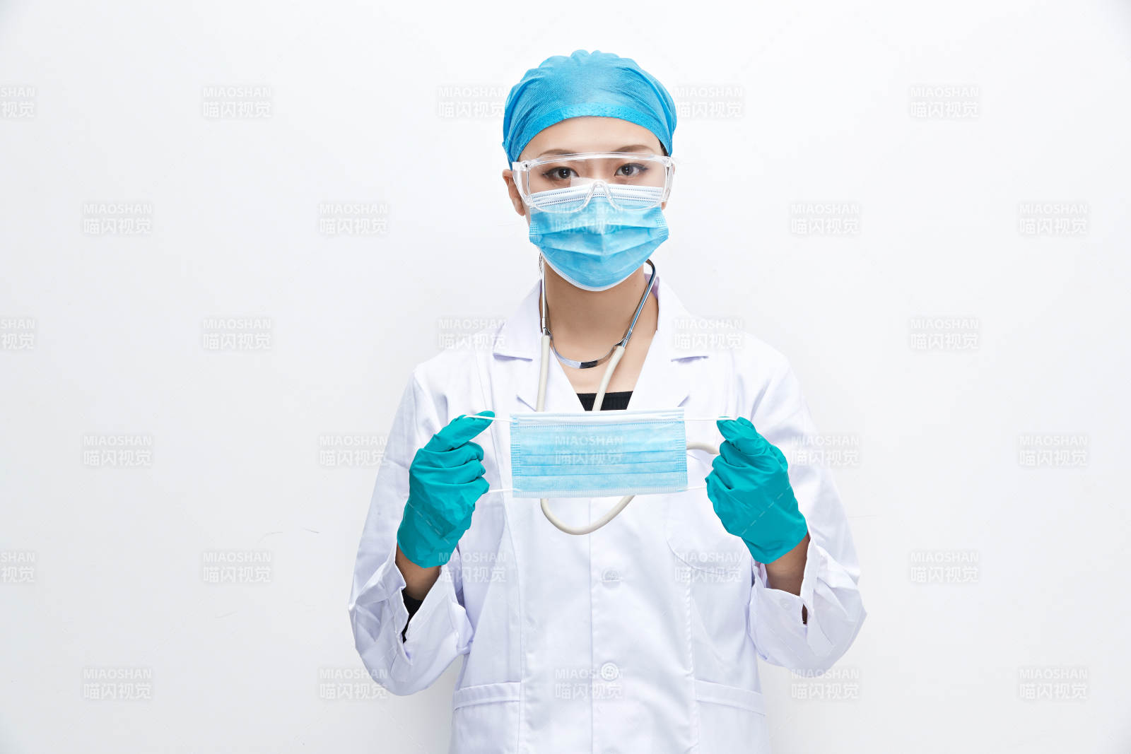 专业的医护人员提示口罩佩戴的重要性图片