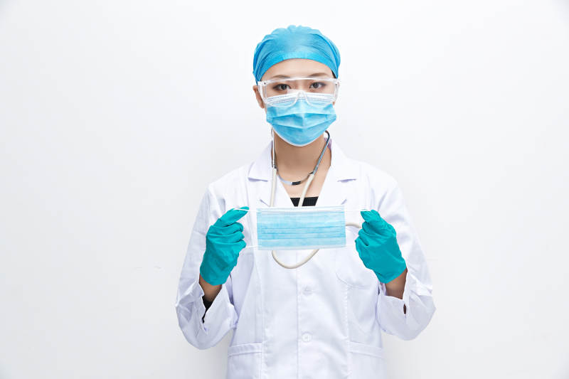 专业的医护人员提示口罩佩戴的重要性图片