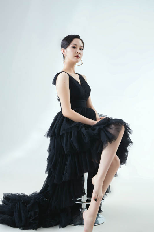 棚拍白色背景下的洁白婚纱新娘美妆图片