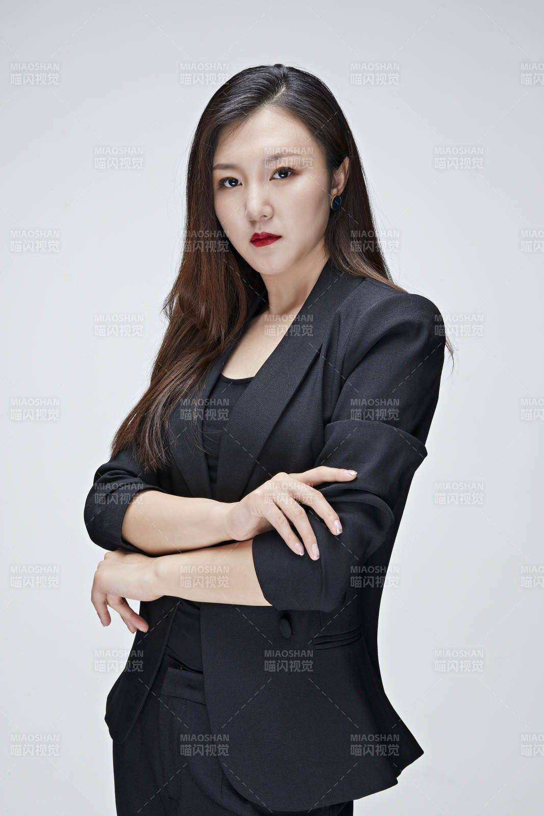 影棚拍摄白色背景亚洲年轻女性商务人像图片