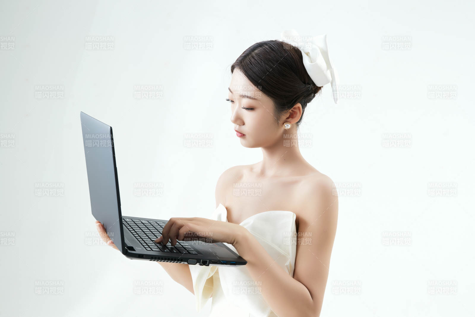 沉浸在网络恋爱世界的亚洲女性图片