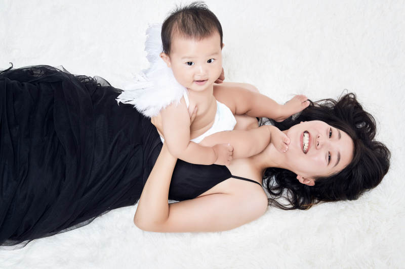 妈妈陪伴宝宝快乐的玩耍图片