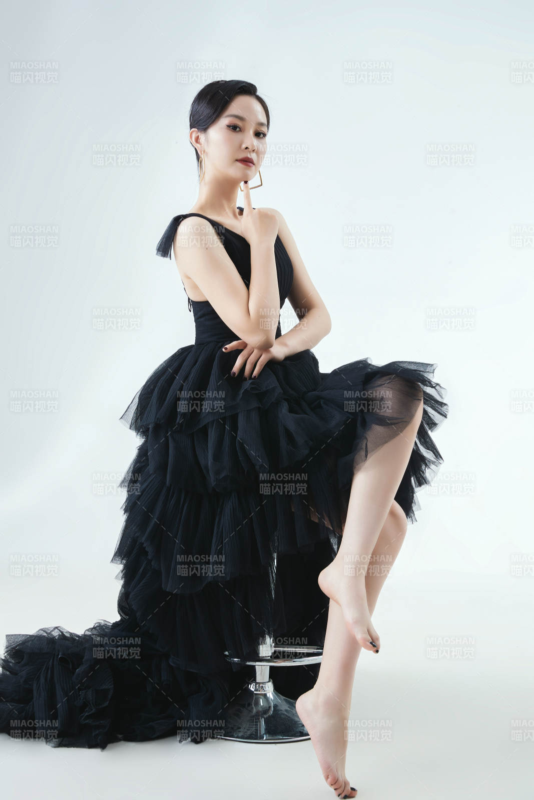 棚拍白色背景下的洁白婚纱新娘美妆图片