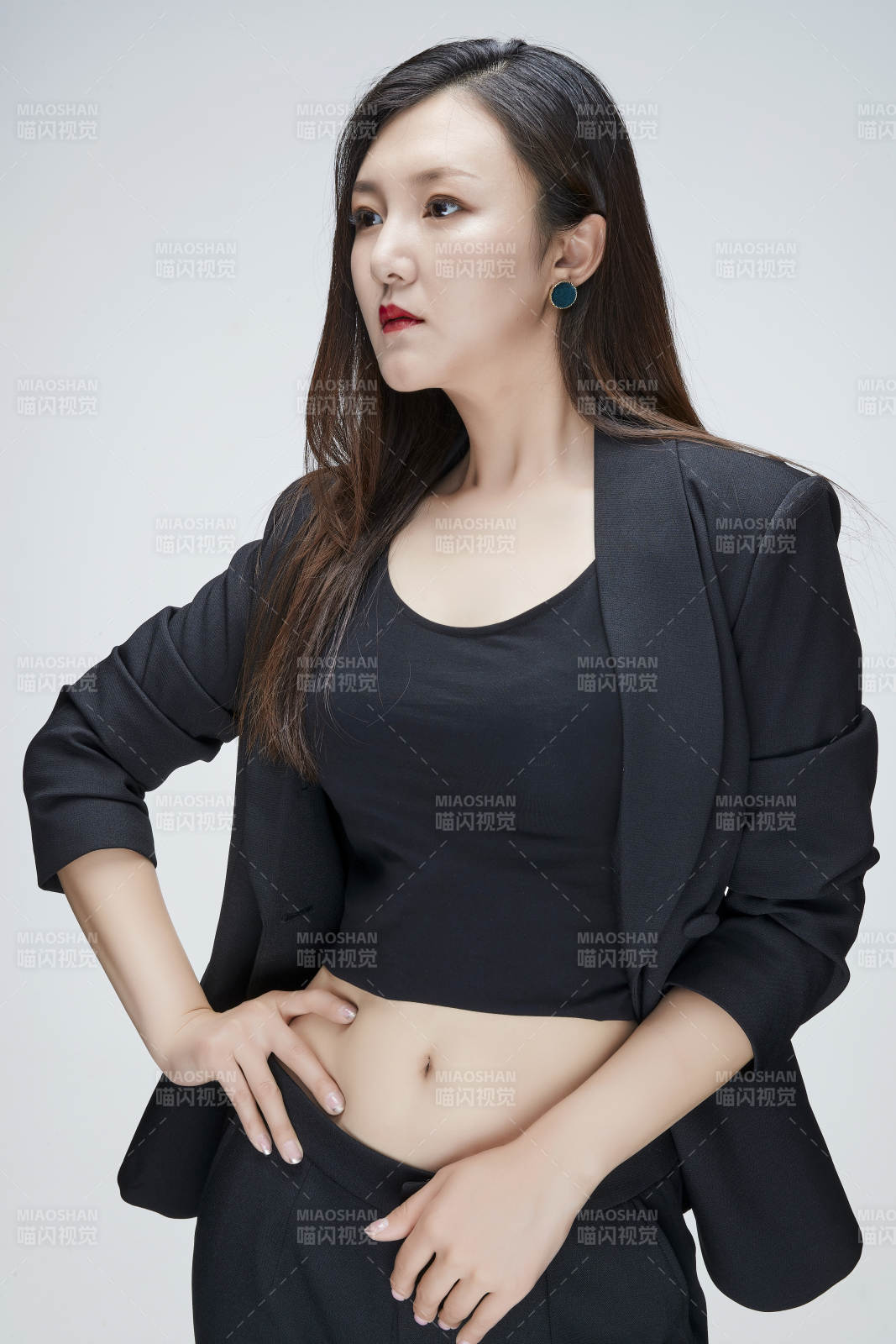 影棚拍摄白色背景亚洲年轻女性商务人像图片