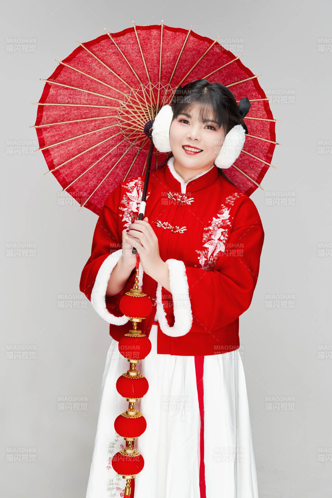 手打油纸伞手提红灯笼身穿喜庆汉服的可爱少女图片