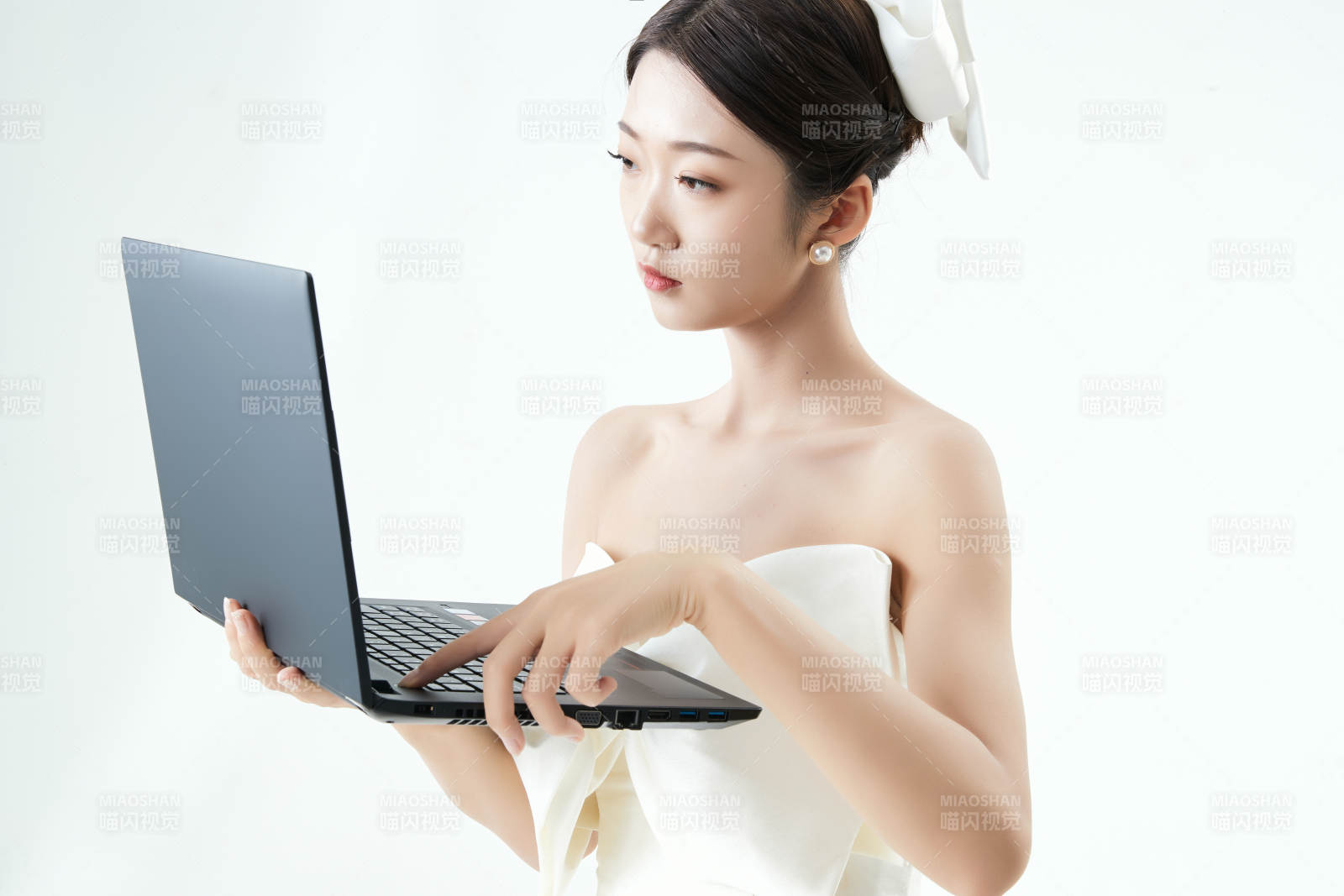 沉浸在网络恋爱世界的亚洲女性图片