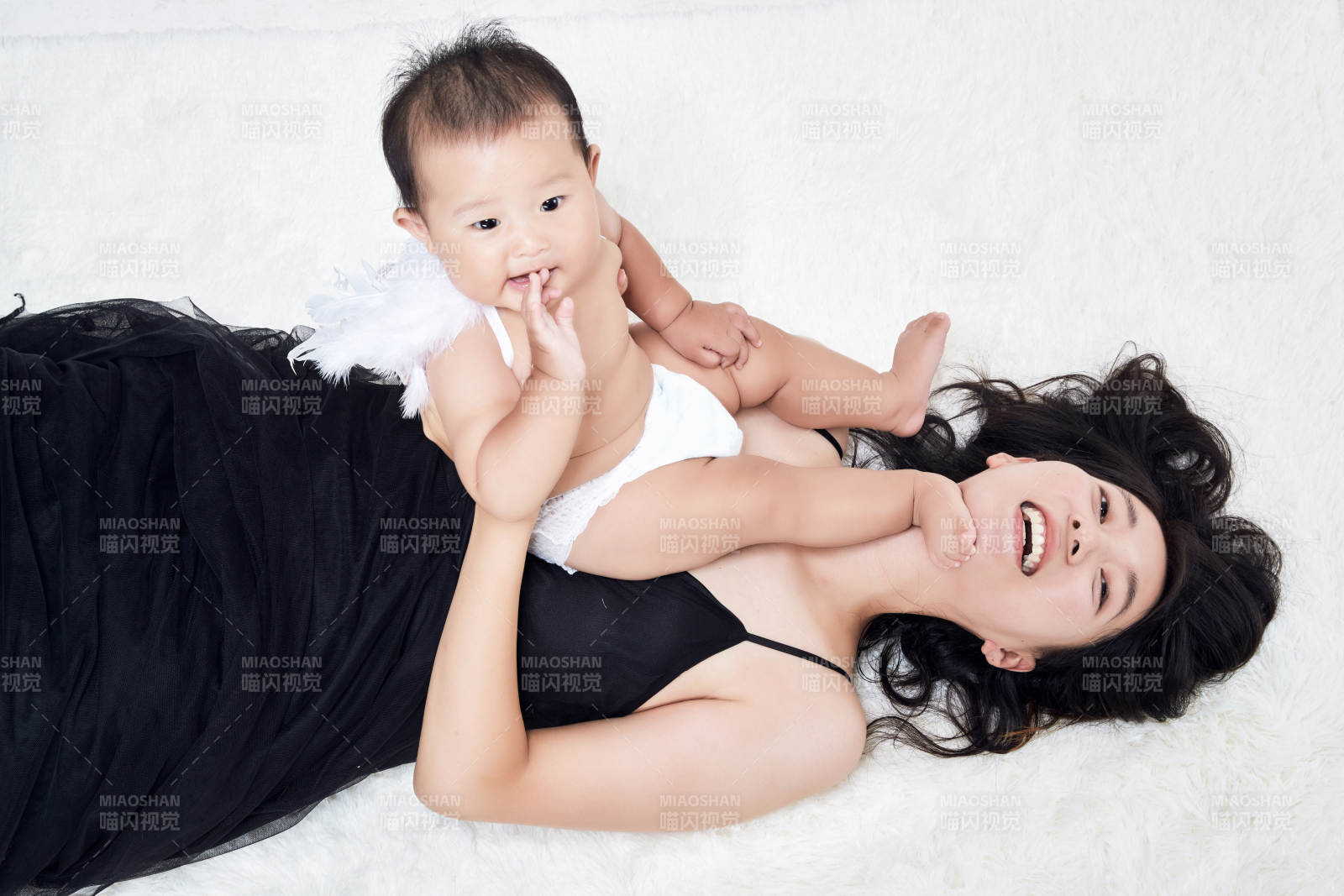 妈妈陪伴宝宝快乐的玩耍图片