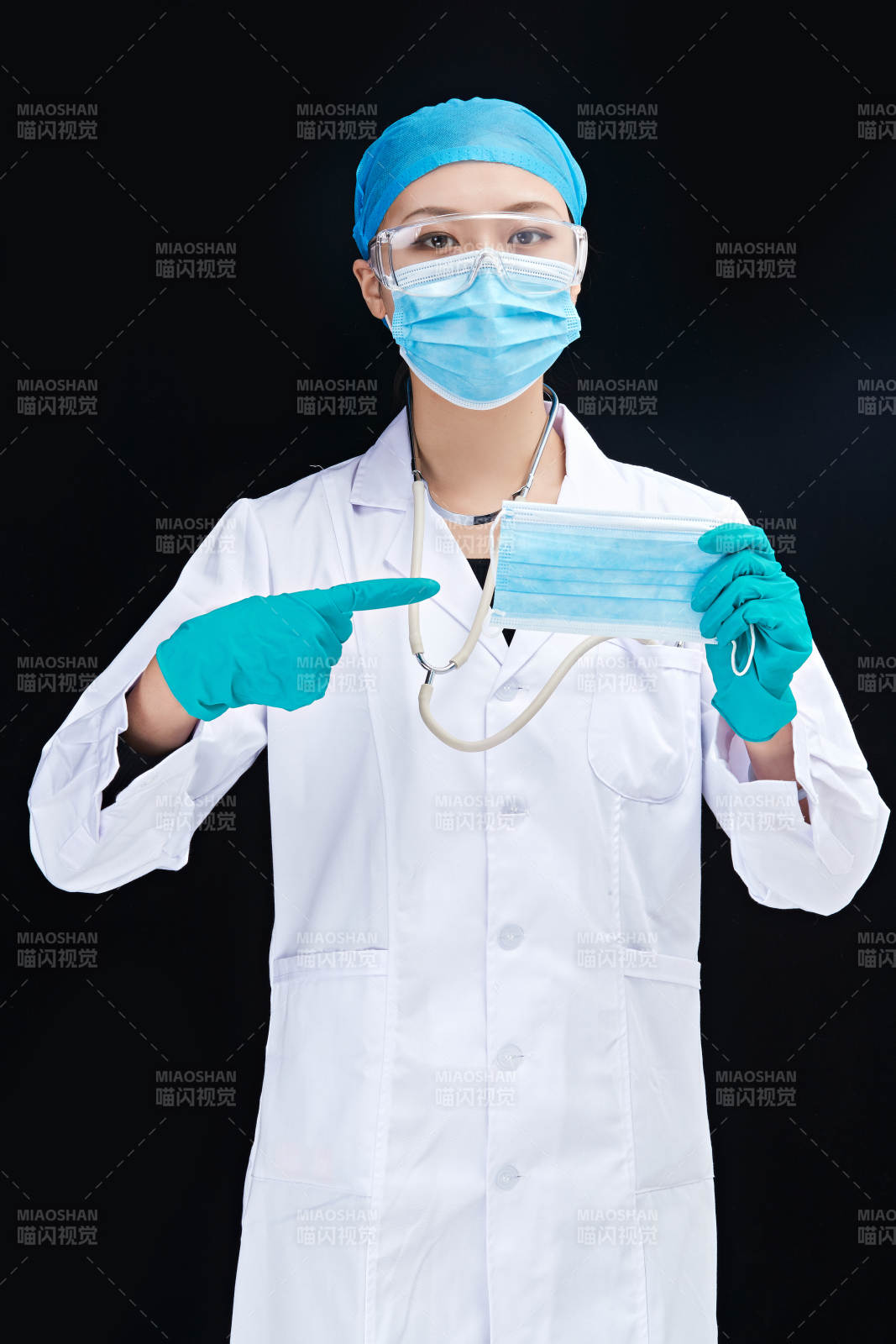 专业的医护人员提示口罩佩戴的重要性图片