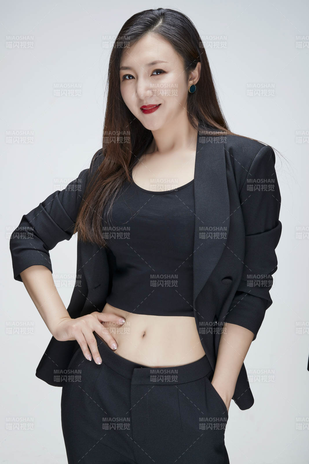影棚拍摄白色背景亚洲年轻女性商务人像图片