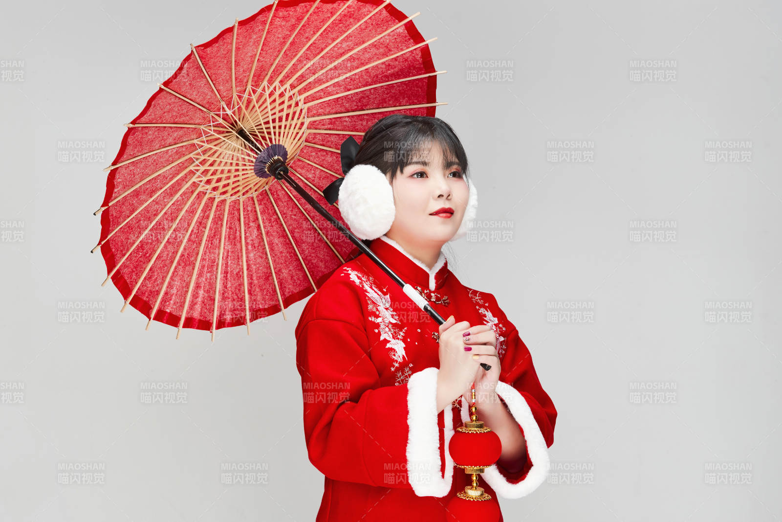 手打油纸伞手提红灯笼身穿喜庆汉服的可爱少女图片