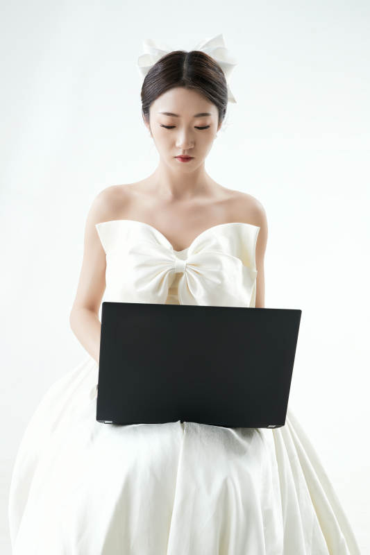 沉浸在网络恋爱世界的亚洲女性图片