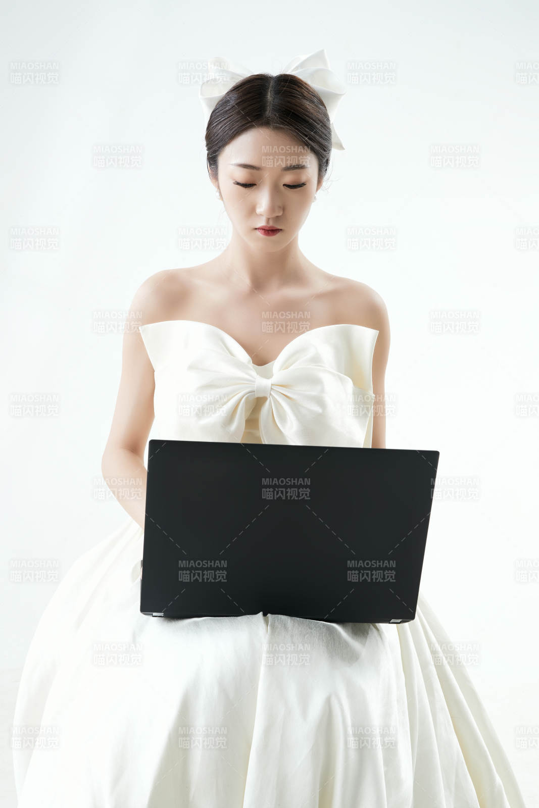 沉浸在网络恋爱世界的亚洲女性图片