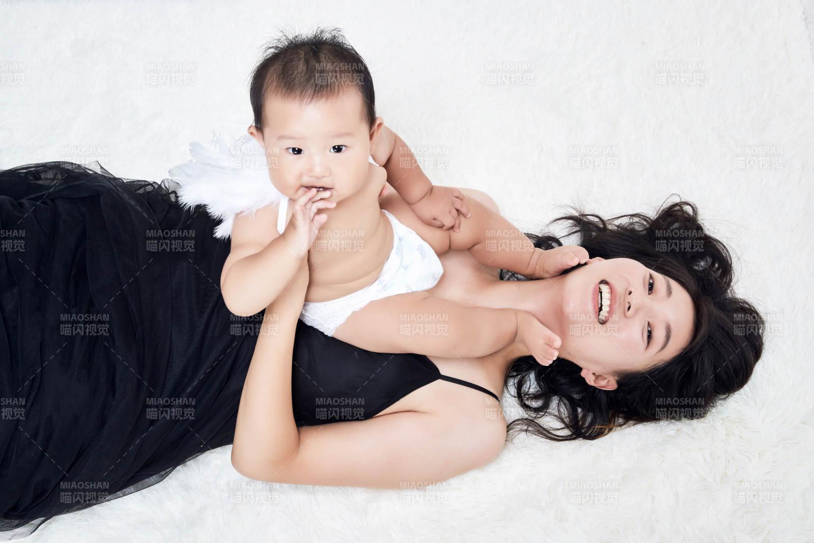 妈妈陪伴宝宝快乐的玩耍图片