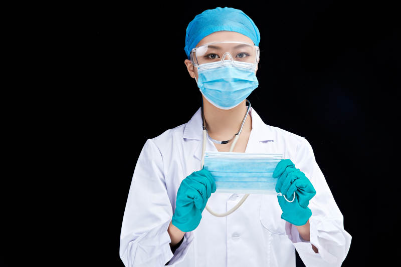 专业的医护人员提示口罩佩戴的重要性图片