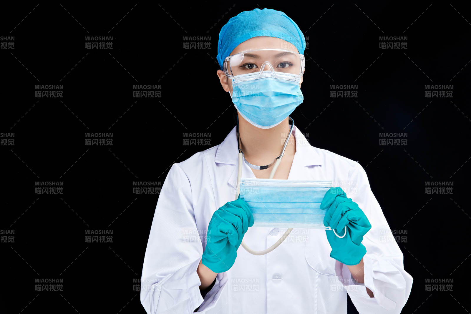 专业的医护人员提示口罩佩戴的重要性图片