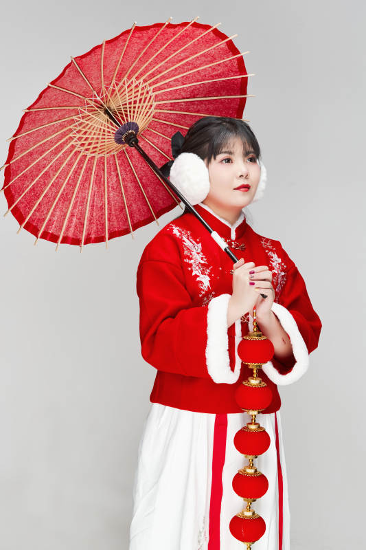手打油纸伞手提红灯笼身穿喜庆汉服的可爱少女图片
