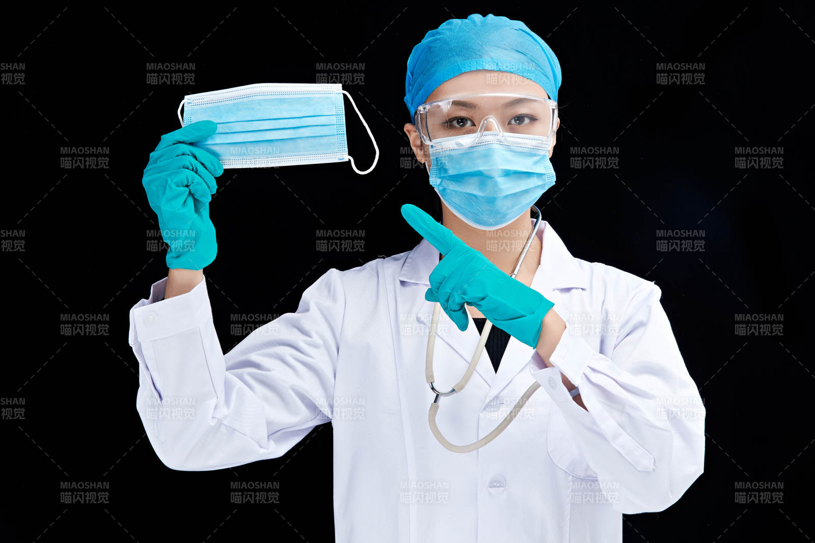 专业的医护人员提示口罩佩戴的重要性图片