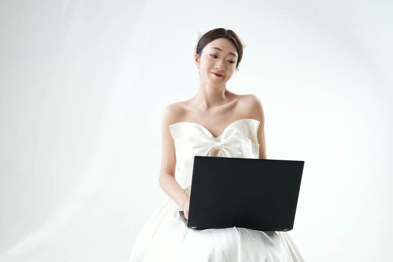 沉浸在网络恋爱世界的亚洲女性图片