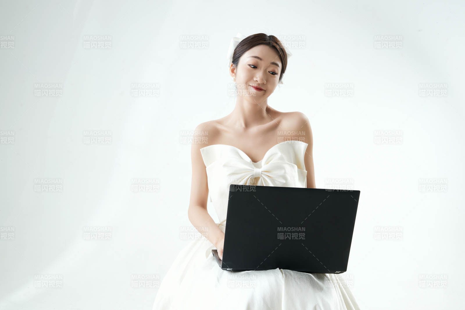 沉浸在网络恋爱世界的亚洲女性图片