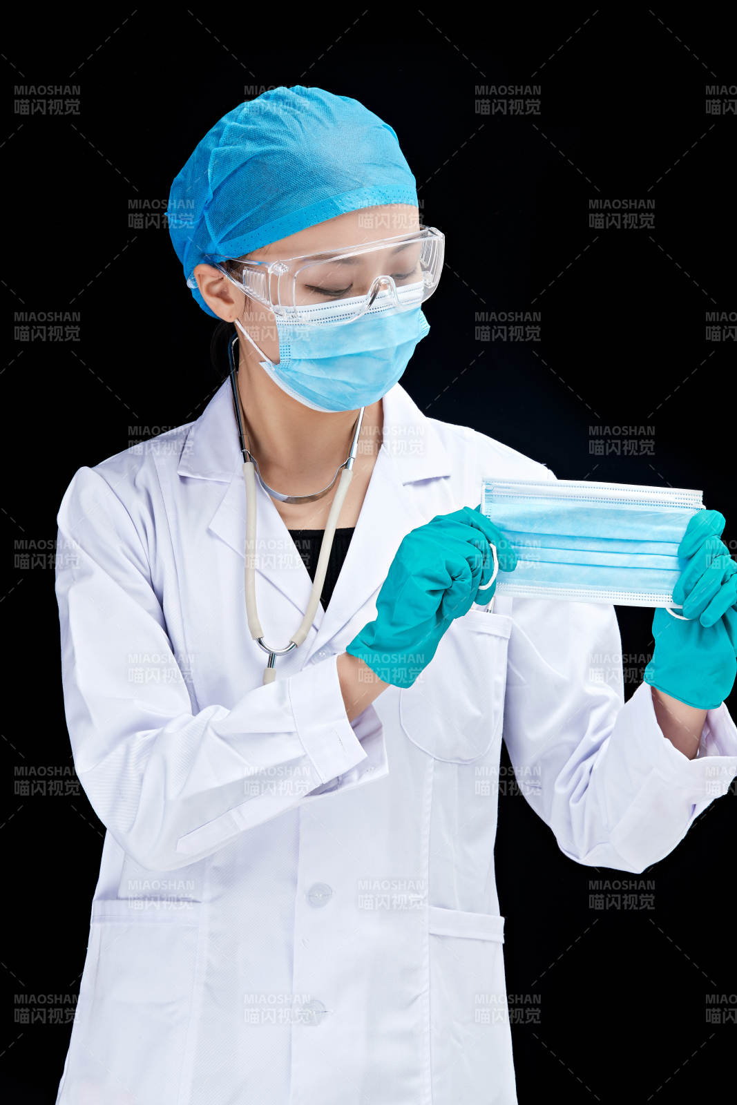 专业的医护人员提示口罩佩戴的重要性图片