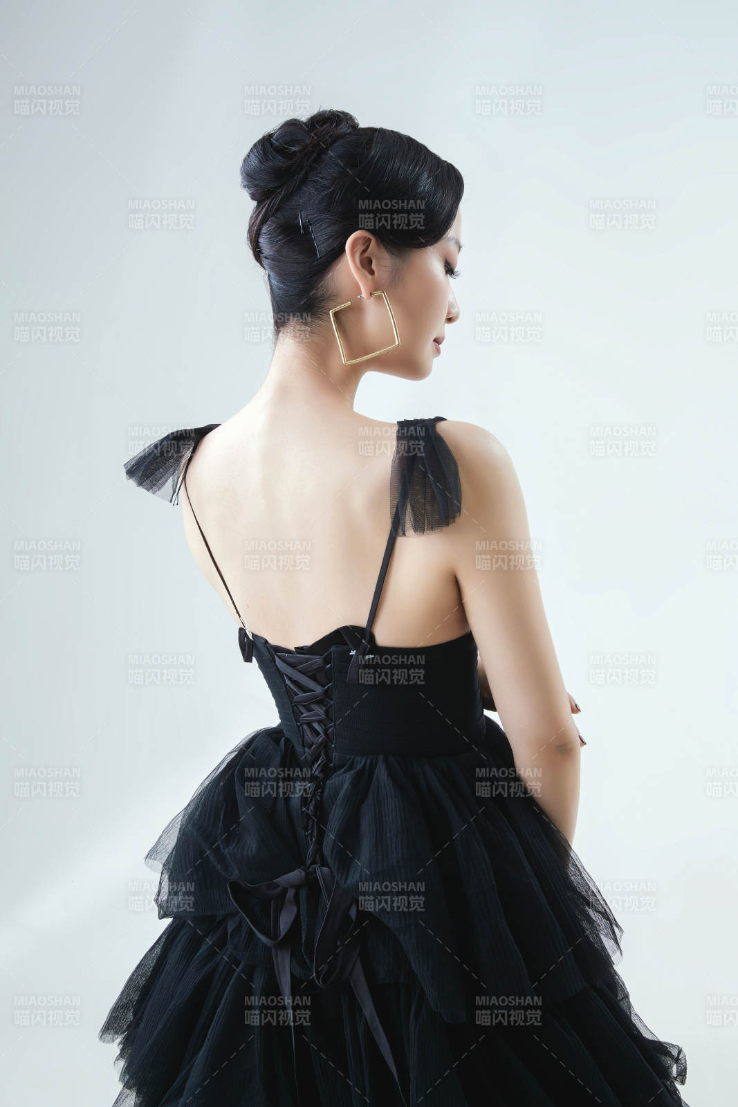 棚拍白色背景下的洁白婚纱新娘美妆图片