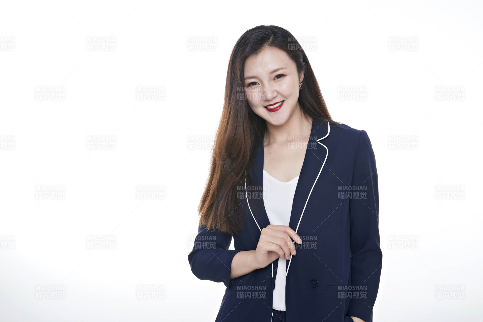 影棚拍摄白色背景亚洲年轻女性商务人像图片