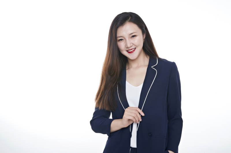 影棚拍摄白色背景亚洲年轻女性商务人像图片