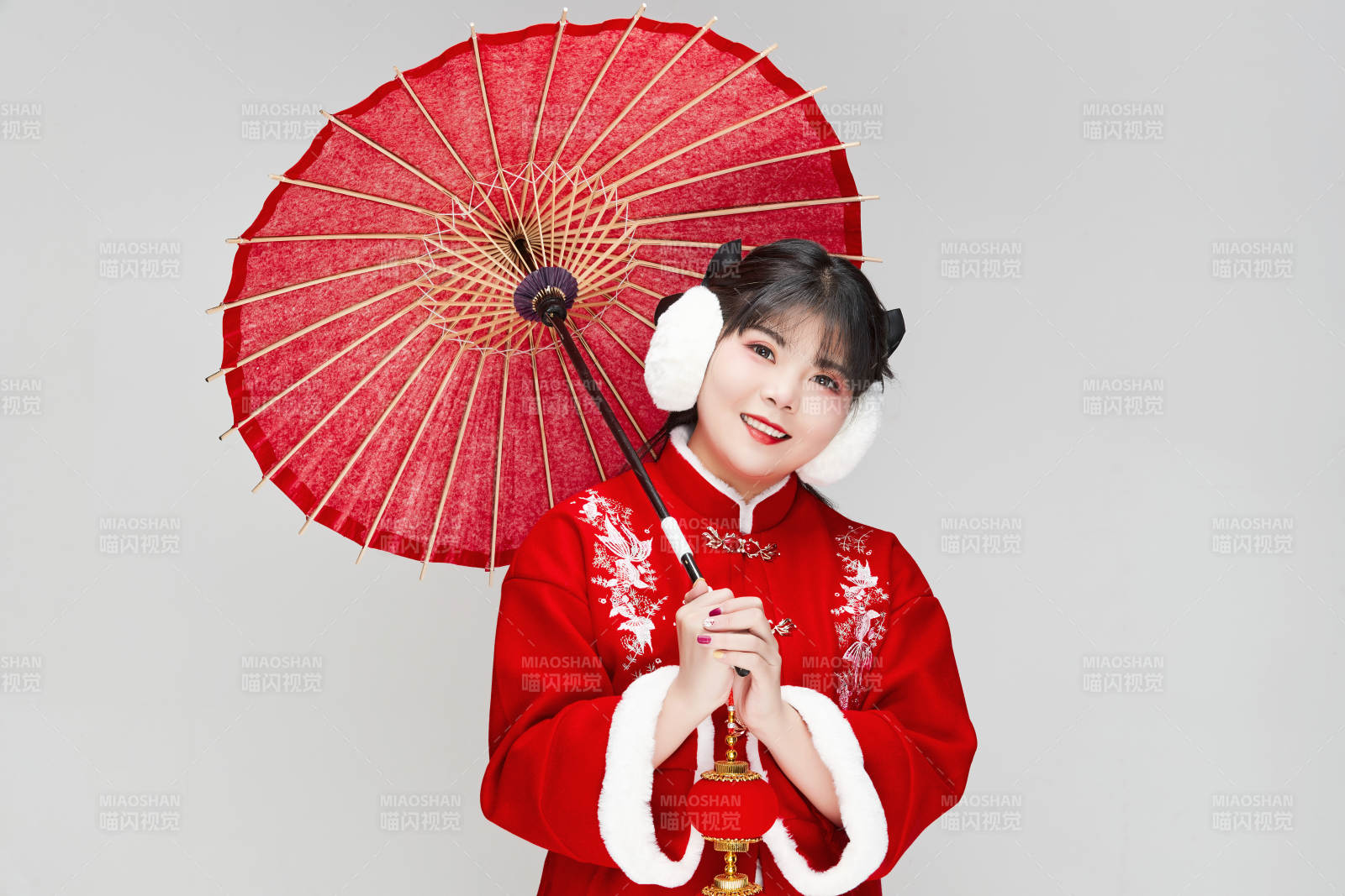 手打油纸伞手提红灯笼身穿喜庆汉服的可爱少女图片