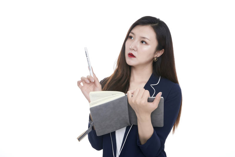 棚拍白色背景的亚洲青年女性商务公关图片