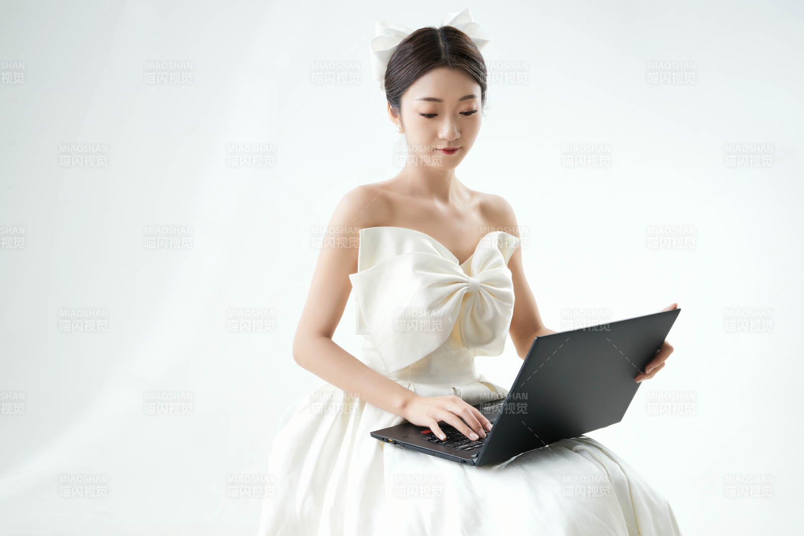 沉浸在网络恋爱世界的亚洲女性图片