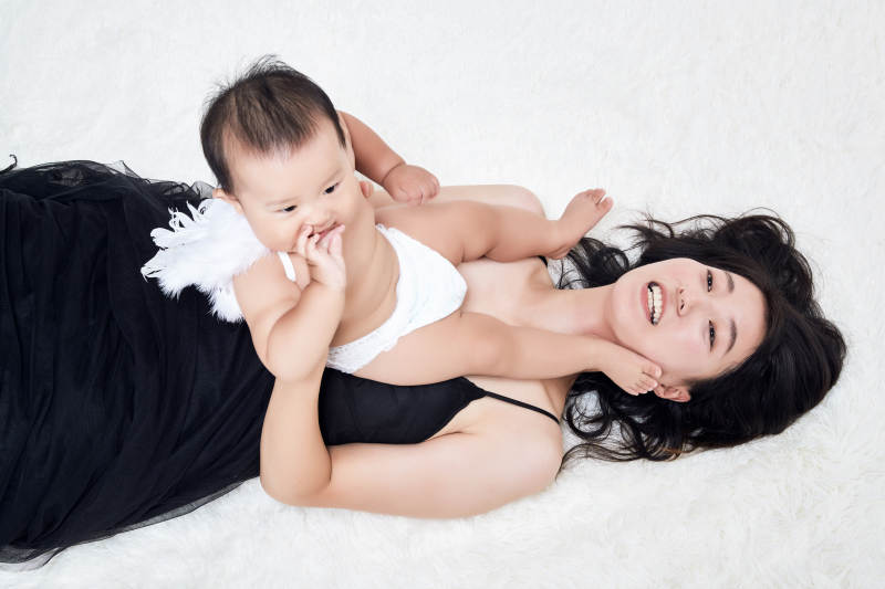 妈妈陪伴宝宝快乐的玩耍图片
