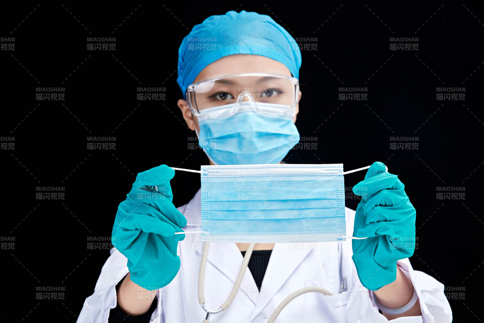 专业的医护人员提示口罩佩戴的重要性图片