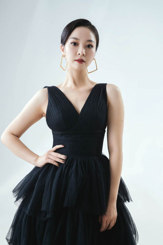 棚拍白色背景下的洁白婚纱新娘美妆图片