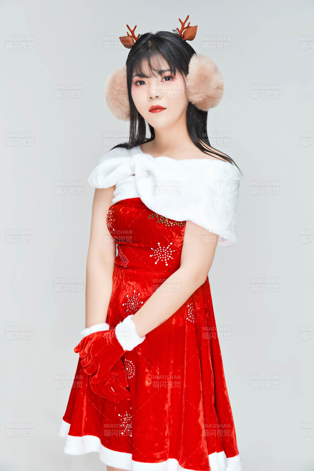 身穿圣诞服饰的性感可爱亚洲少女图片