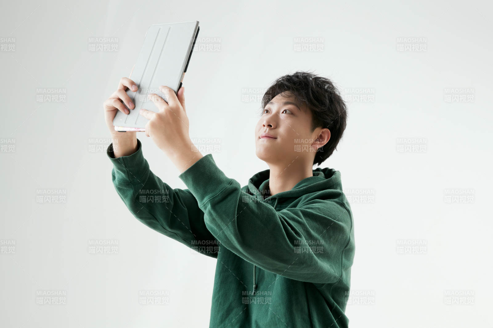 沉浸在网络恋爱世界的青年男子图片