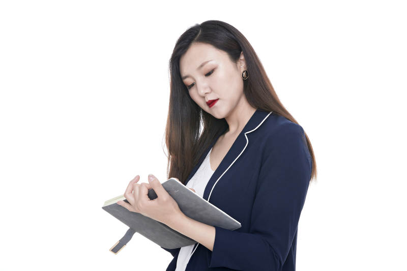 棚拍白色背景的亚洲青年女性商务公关图片